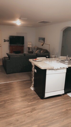 Chimenea, videojuegos, libros y biblioteca musical 