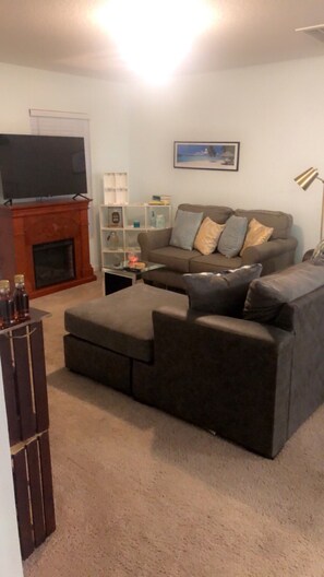 Chimenea, videojuegos, libros y biblioteca musical 