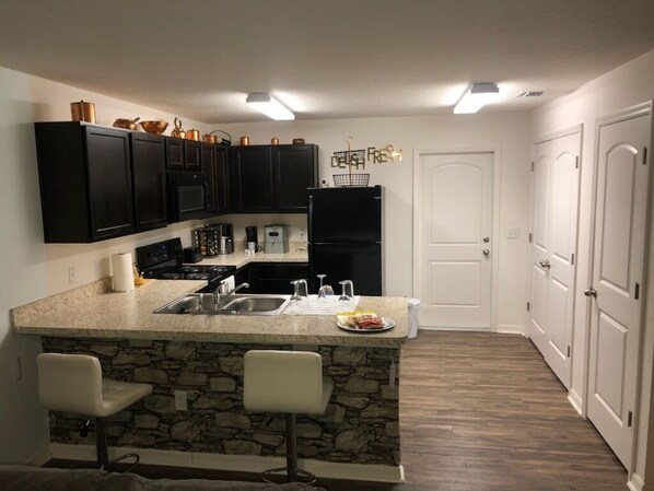 Refrigerador, microondas, horno y parrilla de estufa 