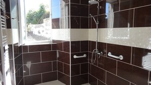 Duschwanne, Whirlpool, Haartrockner, Toilettenpapier