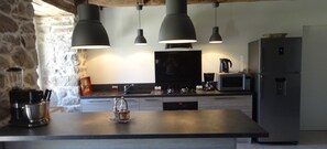 Geladeira, micro-ondas, fogão, cooktop