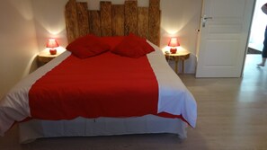 4 bedrooms, desk, soundproofing, iron/ironing board