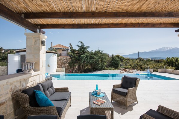 Lämmitetty uima-allas