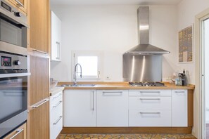 Appartamento Deluxe | Cucina privata | Frigorifero, microonde, lavastoviglie, macchina per tè/caffè