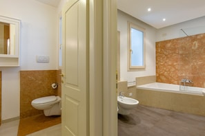 Deluxe Apartment | Bathroom | Hair dryer, shampoo
