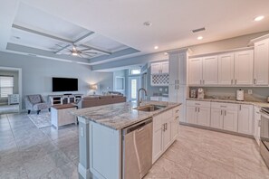 Großer Kühlschrank, Mikrowelle, Ofen, Herdplatte