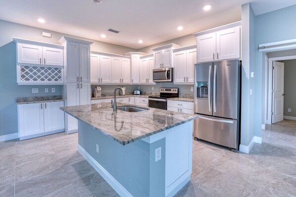 Großer Kühlschrank, Mikrowelle, Ofen, Herdplatte