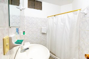 Habitación familiar | Baño | Ducha, artículos de higiene personal de diseño, toallas y jabón