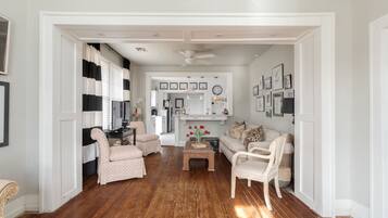 Una Smart TV, una chimenea