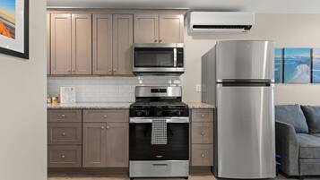 Kjøleskap, mikrobølgeovn, ovn og kokeplater