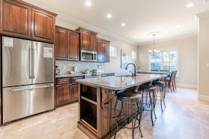 House, Multiple Beds (Villa Lago 1975 S2G 4BR 4BA 10) | Private kitchen