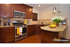 Fridge, microwave, oven, stovetop - Stunning 4BR 2BA Sleeps 12 in the Heart of Round Rock (Round Rock)
