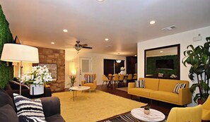 Smart TV - Stunning 4BR 2BA Sleeps 12 in the Heart of Round Rock (Round Rock)