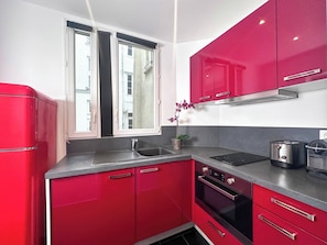 Kühlschrank, Mikrowelle, Ofen, Herdplatte