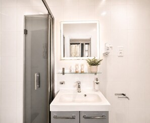 Suihku, hiustenkuivaaja