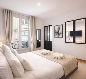 1 soverom, strykejern/-brett, reiseseng for barn og sengetøy