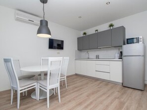 Apartment (Comfort One-Bedroom Apartment with Ba) | Private kitchen | Fridge - Apartments Antonio (Tucepi)