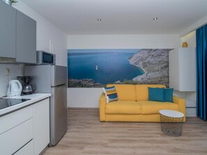 Huoneisto (Comfort One-Bedroom Apartment with Ba) | Olohuone | 32–tuumainen taulutelevisio, jossa satelliittikanavat