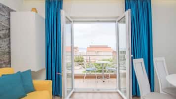 Apartemen (Comfort One-Bedroom Apartment with Ba) | Ruang keluarga | TV