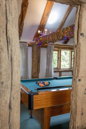 Game room - DADIO's Barn - Indoor Swimming Pool 400 Years Old & Hot tub (Cranbrook)