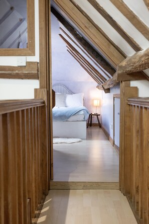 7 bedrooms, desk, iron/ironing board, free WiFi - DADIO's Barn - Indoor Swimming Pool 400 Years Old & Hot tub (Cranbrook)