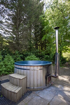 Outdoor spa tub - DADIO's Barn - Indoor Swimming Pool 400 Years Old & Hot tub (Cranbrook)