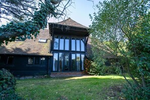 Exterior - DADIO's Barn - Indoor Swimming Pool 400 Years Old & Hot tub (Cranbrook)