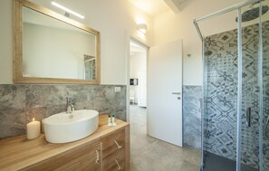 Bathtub, hair dryer, bidet, towels - Luxury sea-view villa with private pool – 4 bedrooms, sleeps 8 (Sorso)