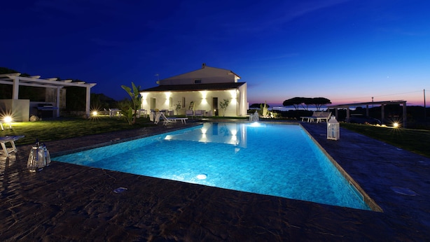 Une piscine avec une maison en arrière-plan.