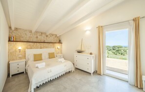 4 chambres, coffres-forts dans les chambres, bureau