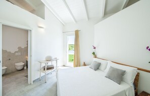 4 bedrooms, in-room safe, desk, iron/ironing board