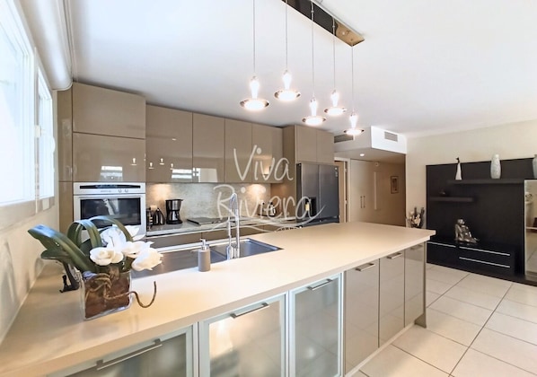 ثلاجة، ميكروويف، غسالة أطباق، ماكينة لصنع القهوة/الشاي