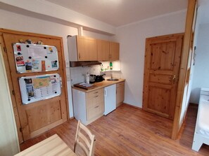 Kühlschrank, Mikrowelle, Herdplatte, Wasserkocher mit Kaffee-/Teezubehör