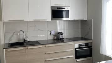 Een koelkast, een microgolfoven, een oven, een kookplaat