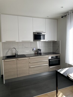 Réfrigérateur, micro-ondes, four, plaque de cuisson