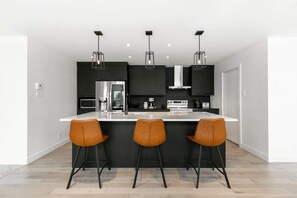 Geladeira, micro-ondas, fogão, cooktop