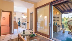 A spacious living area with a glass door leading to an outdoor patio. - Ar-d649-foch0ar - Villa Joy 8 (Foiano della Chiana)