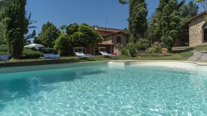 A clear swimming pool with lounge chairs and a stone building in the background. - Ar-d649-foch0ar - Villa Joy 8 (Foiano della Chiana)