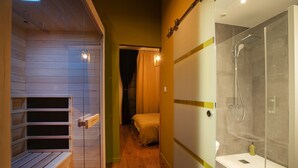 A room with a sauna, a shower, and a bed. - Apartment with sauna at the foot of the Citadel (Besançon)