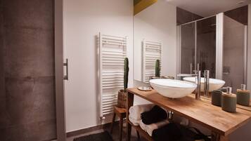Douche, articles de toilette gratuits, sèche-cheveux