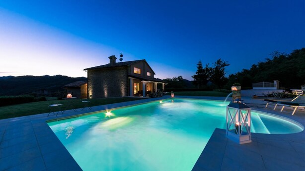 En swimmingpool med ett hus i bakgrunden.