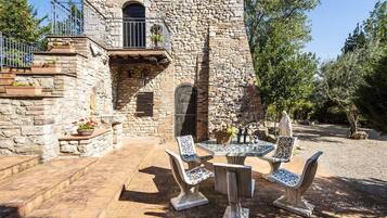 8 bedrooms, iron/ironing board, free WiFi, bed sheets