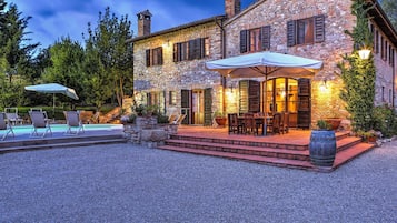 8 bedrooms, iron/ironing board, free WiFi, bed sheets