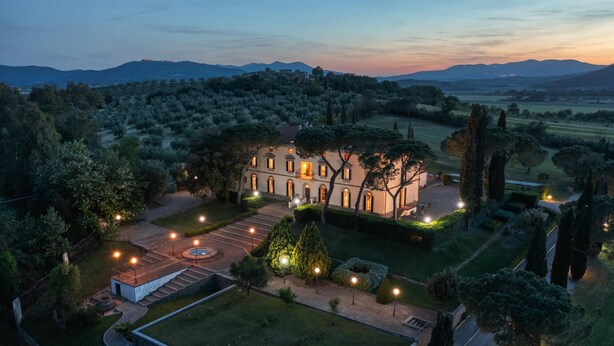 A large, historic building with a symmetrical facade, surrounded by well-manicured gardens and a circular driveway. - Gr-d948-lpog0at - Villa Croci 26 (Gavorrano)