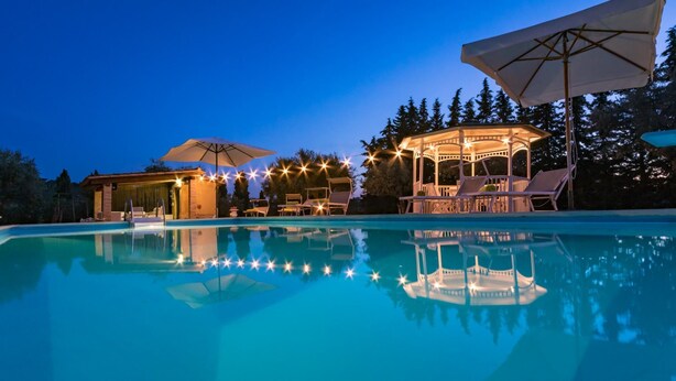 A swimming pool with lounge chairs and umbrellas, surrounded by trees and a gazebo. - Fm-l279-tspa0at - Il Podere di Fi 8 (Torre San Patrizio)