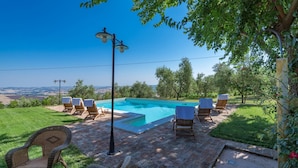 A pool area with lounge chairs and a clear view of the landscape. - An-f453-cbgn2at - Casale Verdicchio (Montecarotto)