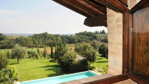 A view from a balcony with a swimming pool, overlooking a lush green landscape with trees and hills. - Si-i877-sp3714at - La Capanna di Franca 6 2 (Sovicille)