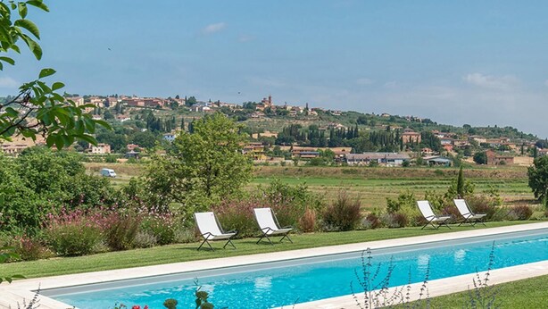 A pool with lounge chairs and a view of a hillside town. - Si-a468-spla0at - Fattoria L Olmo Rosso 14 (Sinalunga)