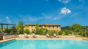 A stone building with a pool, surrounded by trees and a clear sky. - Tr-i381-svim0at - Podere Pomasciano 10 (San Venanzo)