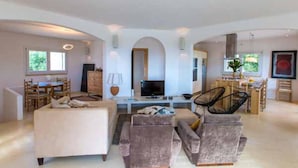 A spacious living area with a sofa, armchairs, a TV, and a dining area with a table and chairs. - Le-c336-sp2140bt - Villa Pajare Francesi 8 2 (Castrignano del Capo)